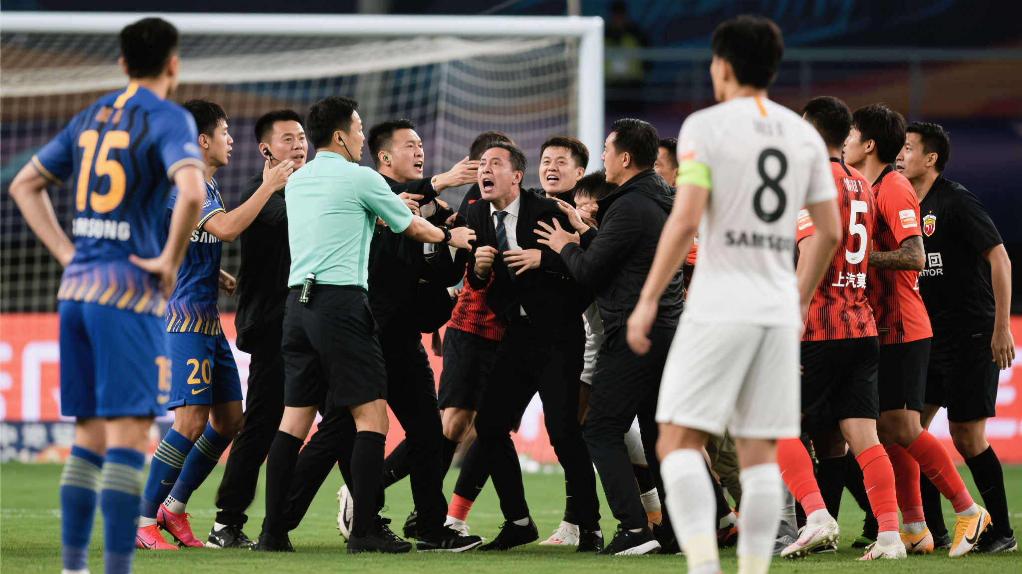 上海德比火药味十足!于汉超赛后冲场怒怼李帅挑衅 公开赛事中出现类似冲突并非首次,例如以往国际知名球